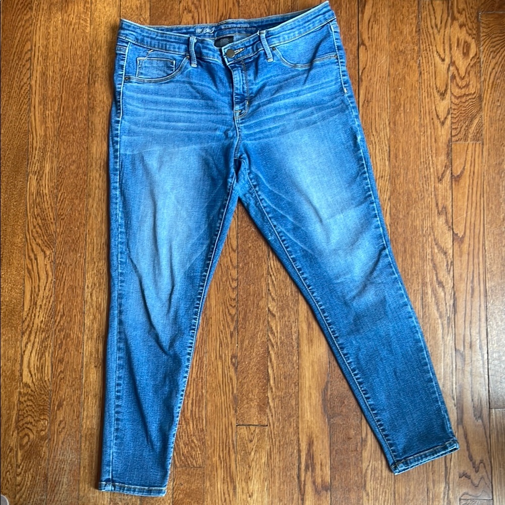 Target Mossimo ankle length stretchy mid-rise jeggings. 26”inseam; Size 14/32.